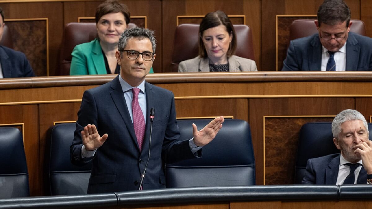 El ministro de la Presidencia, Justicia, Relaciones con las Cortes y todo lo que le encargue el presidente Sánchez muestra las manos lavadas para acreditar que la Ley que favorece a los separatistas será impoluta e impecable - PHOTO/PSOE
