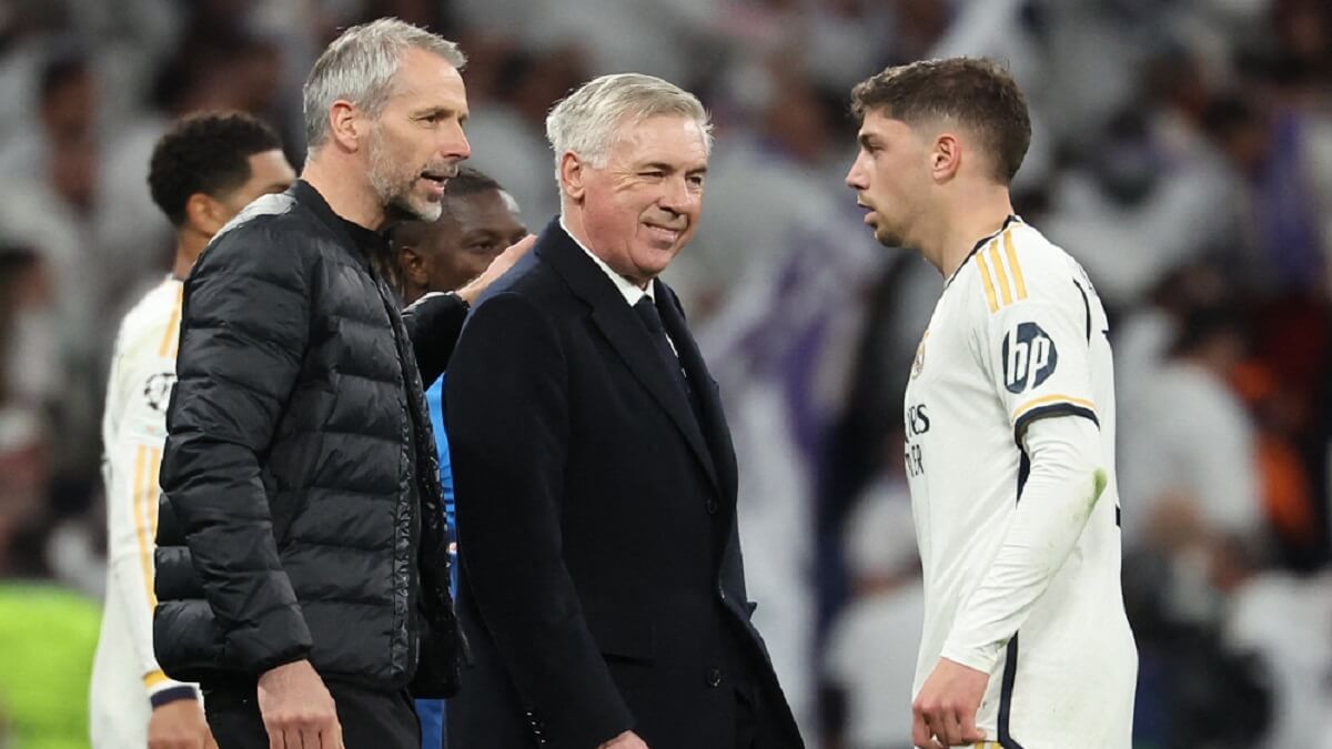 El entrenador alemán del Leipzig, Marco Rose (izq.), y el entrenador italiano del Real Madrid, Carlo Ancelotti, al final del partido entre el Real Madrid CF y el RB Leipzig en el estadio Santiago Bernabéu de Madrid el 6 de marzo de 2024 – PHOTO/Pierre-Philippe MARCOU/AFP