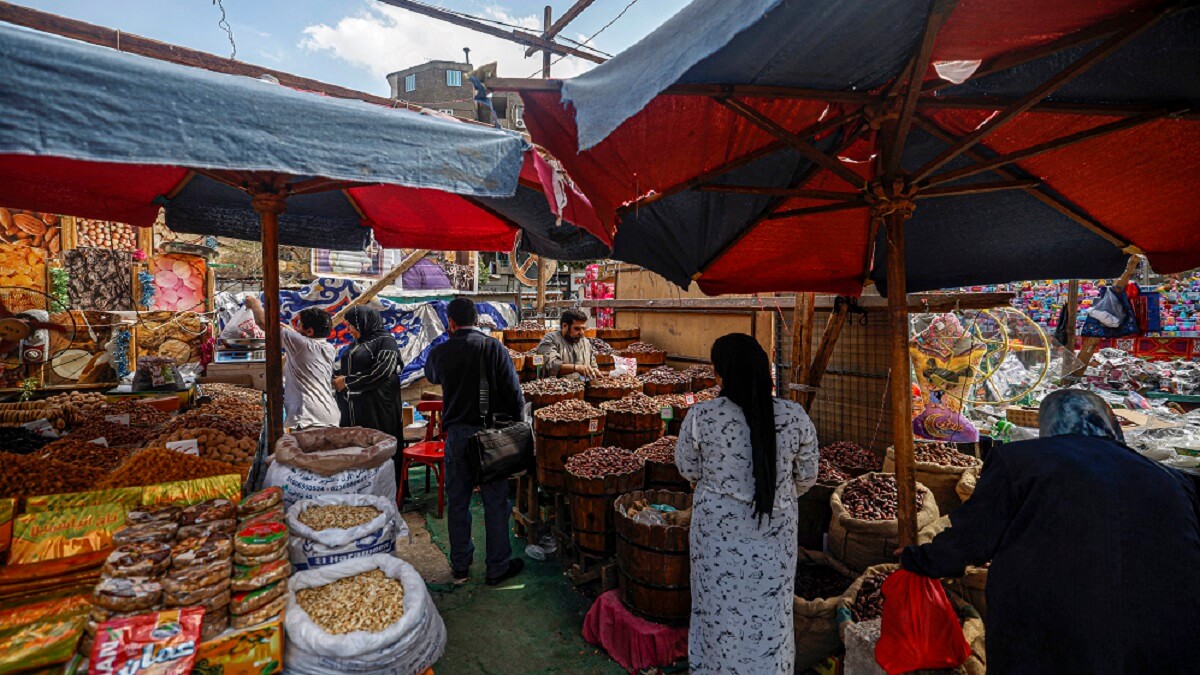 Un vendedor de dátiles espera a los clientes en un mercado del céntrico barrio de Sayyida Zeinab, en El Cairo, el 6 de marzo de 2024, antes del mes sagrado de ayuno del Ramadán – PHOTO/Khaled DESOUKI/AFP