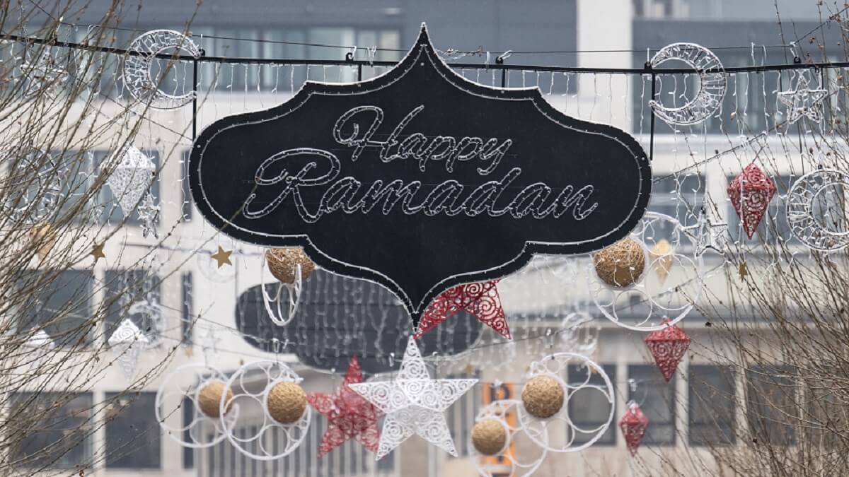 “Feliz Ramadán” está escrito en un cartel que cuelga sobre una zona peatonal de Fráncfort, para conmemorar el próximo Ramadán – PHOTO/BORIS ROESSLER/DPA/dpa Picture-Alliance vía AFP