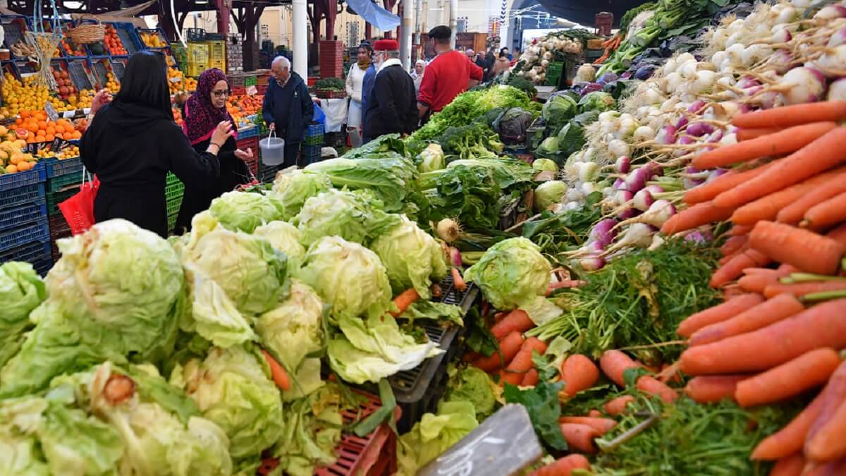 Un grupo de personas compra verduras en el mercado central antes del mes sagrado de ayuno del Ramadán, en Túnez, el 6 de marzo de 2024 – PHOTO/FETHI BELAID/AFP