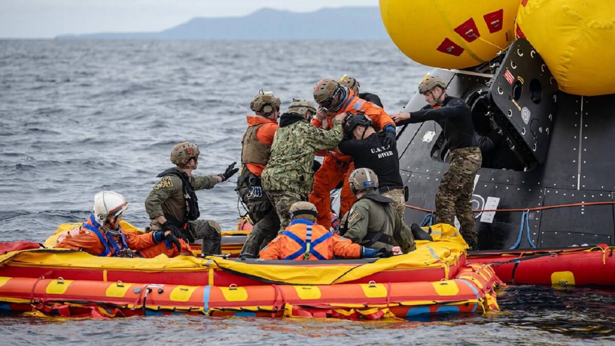 El programa de instrucción del Centro Espacial Johnson incluye cursos para afrontar situaciones de emergencia en escenarios hostiles. El entrenamiento para ser rescatados en el mar es posterior y específico para cada misión - PHOTO/NASA-Kenny Allen