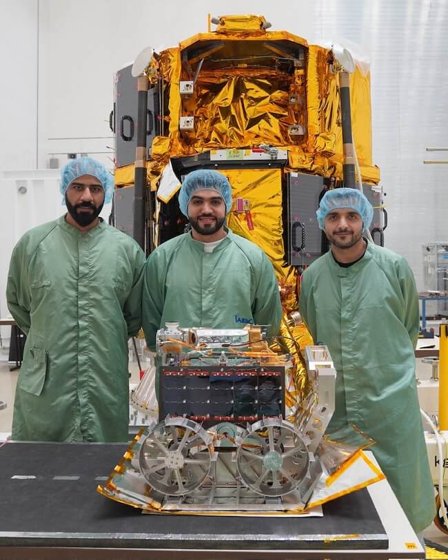 Ingenieros del MBRSC dirigidos por Hamad Al Marzouki van a intentar por segunda vez que el vehículo Rashid sea el primero de un país árabe en rodar por la superficie de la Luna - PHOTO/MBRSC