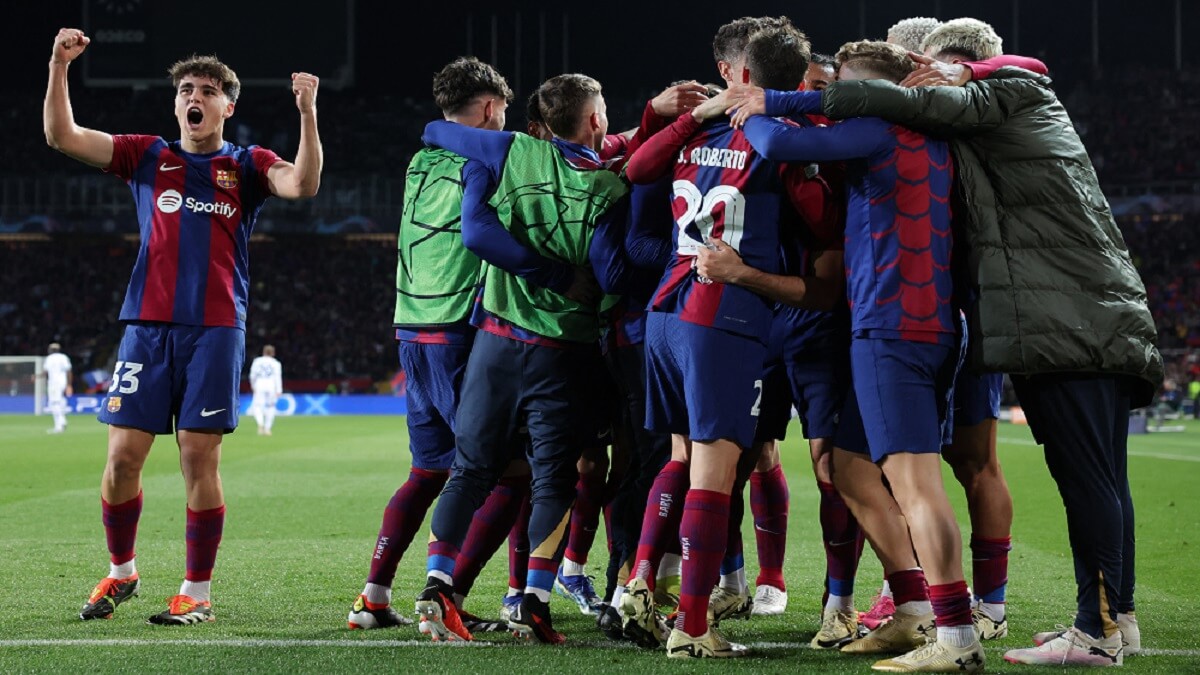 Los jugadores del Barcelona celebran el tercer gol marcado por el delantero polaco del Barcelona Robert Lewandowski durante el partido de fútbol de vuelta de octavos de final de la UEFA Champions League entre el FC Barcelona y el SSC Nápoles en el Estadi Olímpic Lluis Companys de Barcelona el 12 de marzo de 2024 – PHOTO/LLUIS GENE/AFP