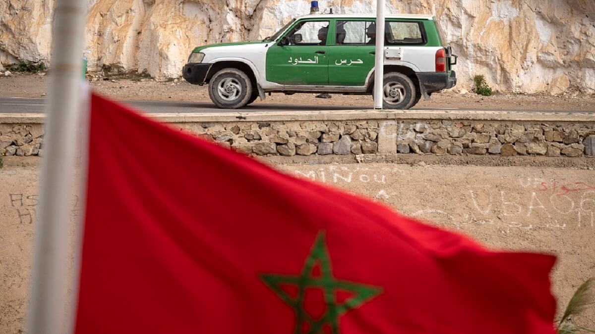 Una imagen tomada desde la región marroquí de Oujda muestra a guardias fronterizos argelinos patrullando a lo largo de la frontera con Marruecos – PHOTO/FADEL SENNA/AFP
