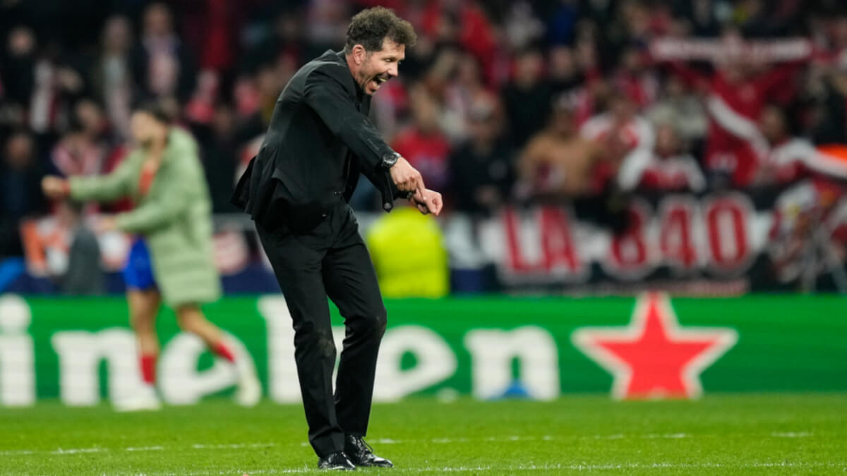 Diego Pablo Cholo Simeone entrenador del Atlético de Madrid celebra la victoria tras el partido de vuelta de octavos de final de la UEFA Champions League 2023/24 entre el Atlético de Madrid y el FC Internazionale en el estadio Civitas Metropolitano - PHOTO/JOSÉ BRETON/NurPhoto via AFP