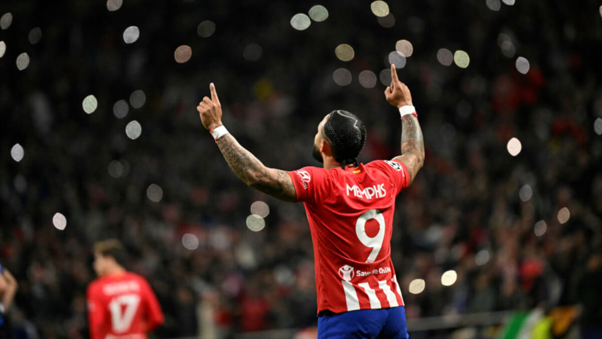 El delantero holandés del Atlético de Madrid #09 Memphis Depay celebra el segundo gol de su equipo durante el partido de fútbol de vuelta de octavos de final de la UEFA Champions League entre el Club Atlético de Madrid y el Inter de Milán en el estadio Metropolitano -PHOTO/JAVIER SORIANO/AFP