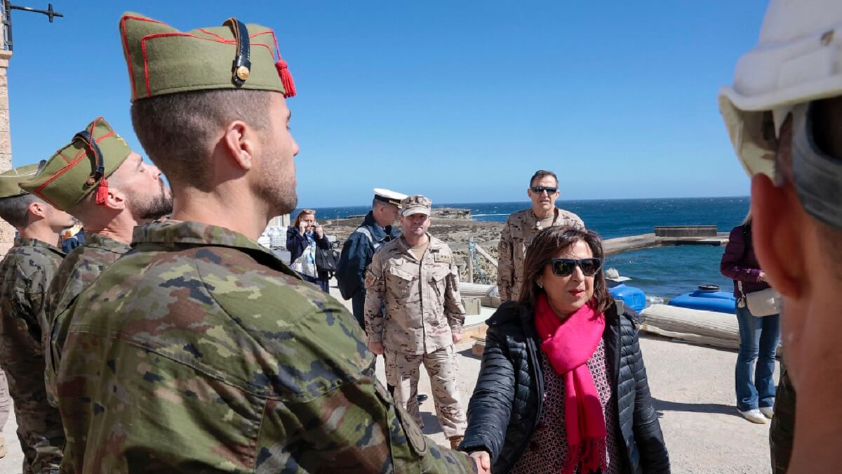 En los actos oficiales y cada vez que le acercan un micrófono, repite una y otra vez “estoy orgullosa de las Fuerzas Armadas”, un soniquete que se agradece, pero que ya está más que amortizado - PHOTO/MDE