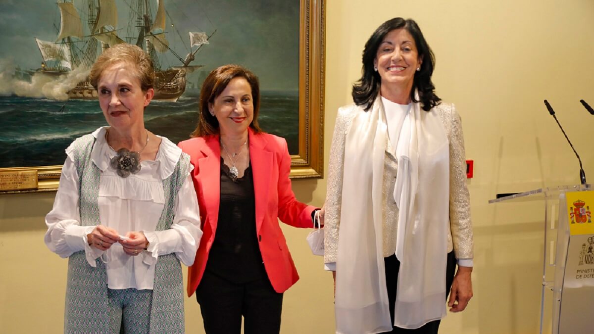 En el asunto de las escuchas del CNI, primero defendió a Paz Esteban y luego la abandonó a los pies de los caballos.  En la imagen, Paz Esteban, Robles y Esperanza Casteleiro, en la toma de posesión de la última - PHOTO/MDE Rubén Somonte