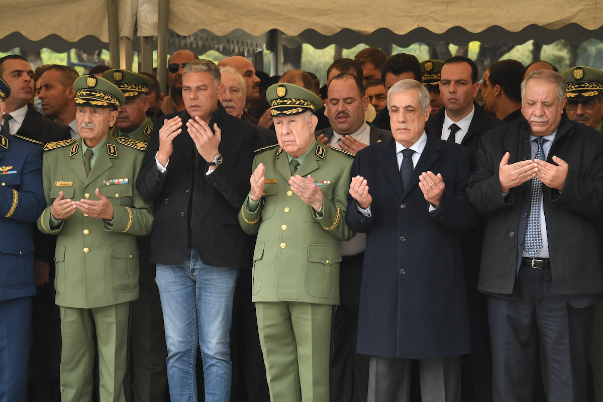 Lotfi Nezzar entre les généraux Benali Benali et Saïd Chengriha aux obsèques de son père le 29 décembre dernier copia