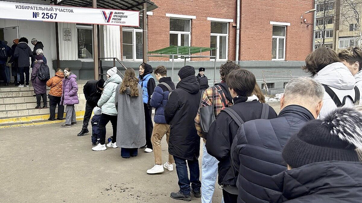 Electores forman una fila para votar en las elecciones presidenciales rusas en un colegio electoral en Moscú, Rusia, el 17 de marzo de 2024 - The Yomiuri Shimbun. Foto de Junya Hashimoto / Yomiuri / The Yomiuri Shimbun vía AFP