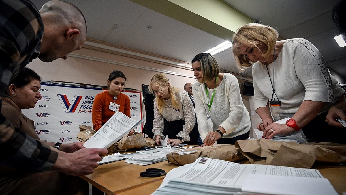 Miembros de una comisión electoral local cuentan papeletas en un colegio electoral tras la última jornada de las elecciones presidenciales rusas, de tres días de duración, en Moscú, el 17 de marzo de 2024 - Fotografía de Alexander NEMENOV / AFP