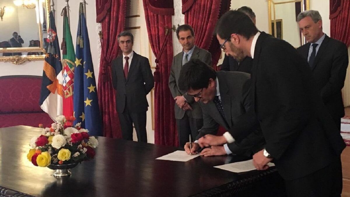 El entonces ministro de Ciencia y Tecnología de Portugal, Manuel Heitor, segundo por la izquierda, en la ceremonia oficial de firma de en Azores de la creación de Portugal Space, el 18 de marzo de 2019 - PHOTO/Portugal Space