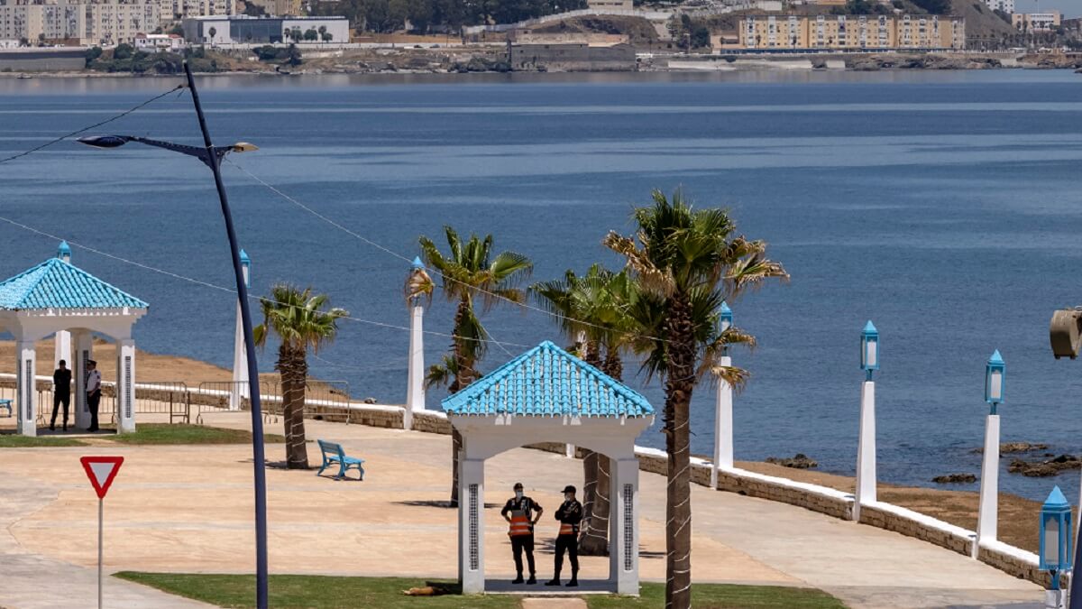 Vista general del paso fronterizo marroquí de Fnideq con el enclave español de Ceuta (al fondo) – PHOTO/FADEL SENNA/AFP
