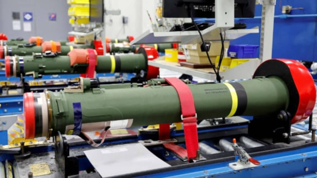 Los misiles antitanque Javelin se exhiben en la línea de montaje mientras el presidente estadounidense Joe Biden recorre una fábrica de armas Lockheed Martin en Troy, Alabama, EE.UU. - REUTERS/Jonathan Ernst