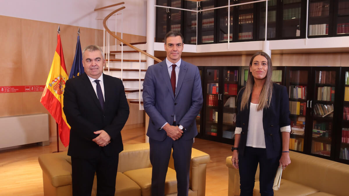 PHOTO/PSOE - Dando ejemplo de que en boca cerrada no entran moscas, la portavoz de Junts en el Congreso, Miriam Nogueras, incondicional del presidente y estrecha colaboradora de Santos Cerdán, secretario de Organización del PSOE