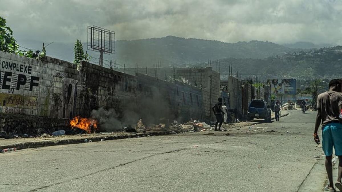 Los incendios arden en las calles de la zona de Cité Soleil de Puerto Príncipe - © UNOCHA/Giles Clarke