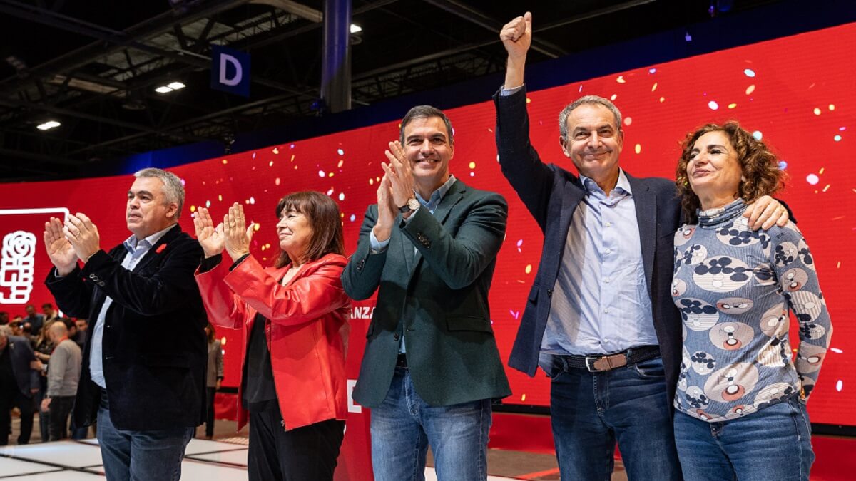 La nueva religión monoteísta del Sanchismo ya ha elegido a sus apóstoles y apóstolas para difundir el mensaje de la salvación política eterna. En imagen algunos de ellos: Santos Cerdán, Rodríguez Zapatero y María Jesús Montero - PHOTO/PSOE