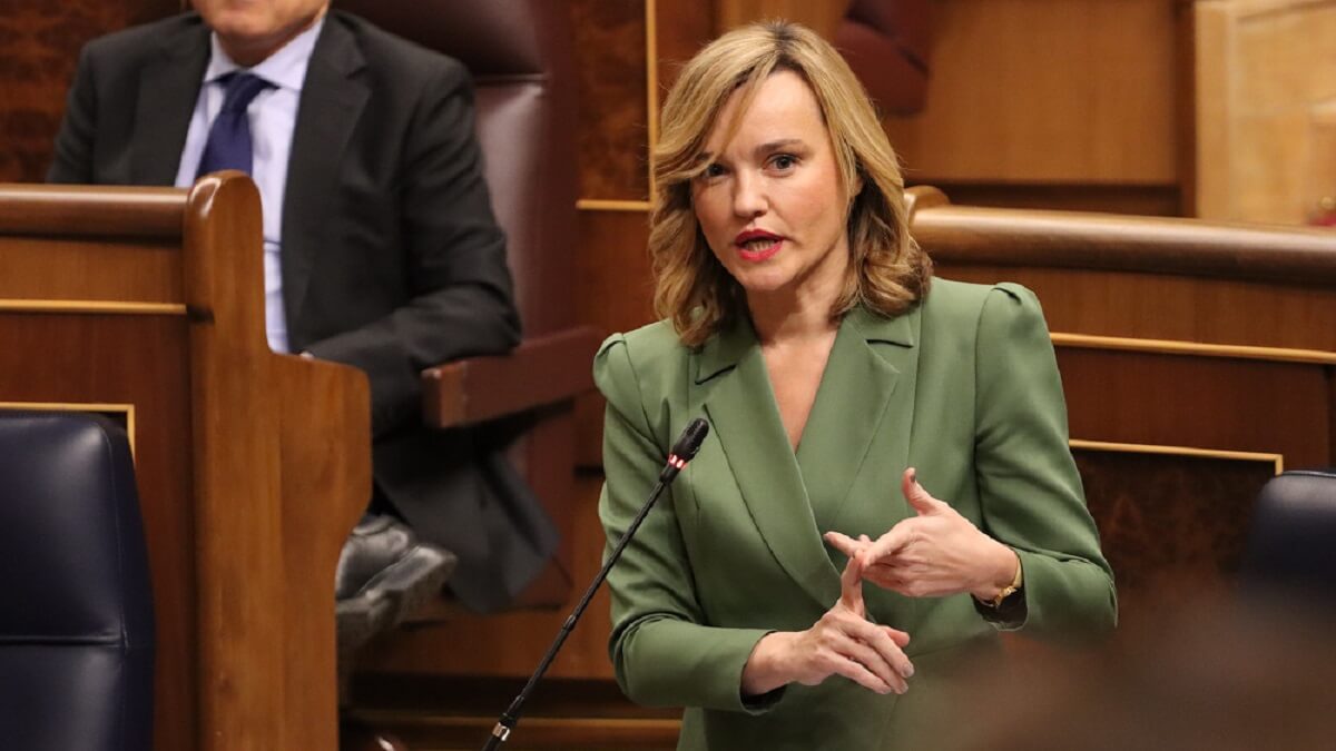 La portavoz del Gobierno, la apóstola Pilar Alegría, demostrando en el Congreso que, como ministra de Educación, sabe contar con los dedos - PHOTO/PSOE