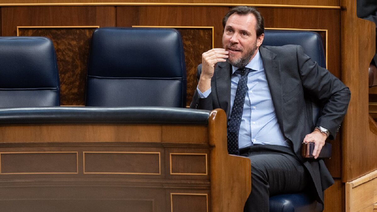El apóstol sentado a la izquierda del Padre es Óscar Puente, recompensado con un ministerio por arremeter contra la oposición en la sesión de investidura del Cordero Divino - PHOTO/PSOE-Eva Ercolanese