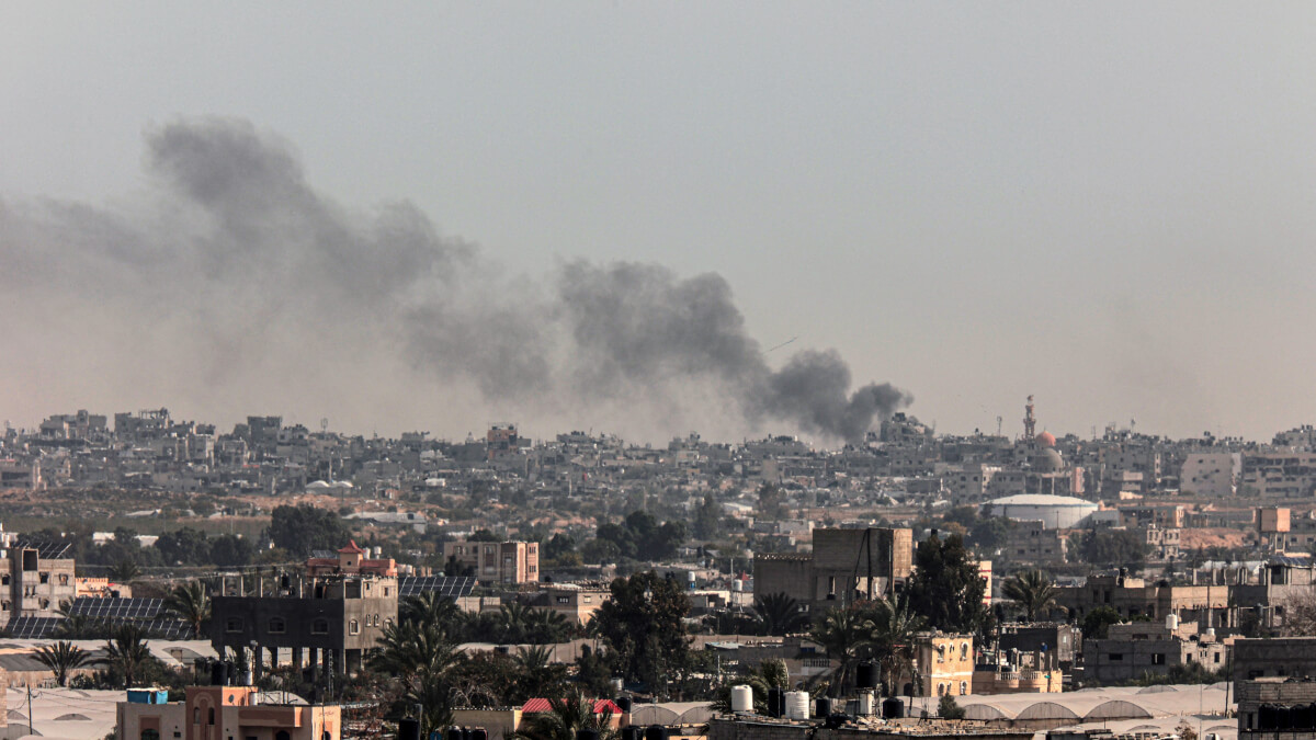 El humo se eleva tras el bombardeo israelí en Rafah, en el sur de la Franja de Gaza, el 27 de marzo de 2024 - SAID KHATIB / AFP