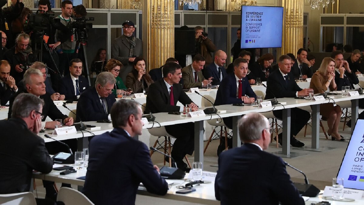 El presidente Sánchez se mostró de acuerdo a finales de febrero en París en aumentar la capacidad industrial europea para poder enviar más armas y municiones a Zelenski - PHOTO/Pool Moncloa-Fernando Calvo