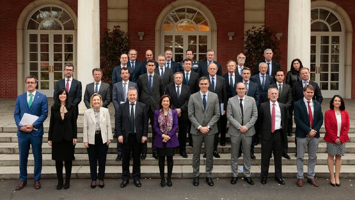 Foto de familia de las dos docenas de principales patrones de la industria española de defensa con el presidente Sánchez y su equipo económico de Moncloa - PHOTO/Pool Moncloa-José Manuel Álvarez