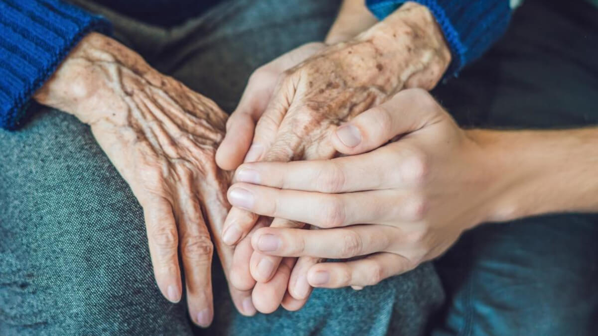 Atención Integral a Personas con Enfermedades Avanzadas, un programa de la Fundación "la Caixa" pionero y en constante innovación.© Shutterstock