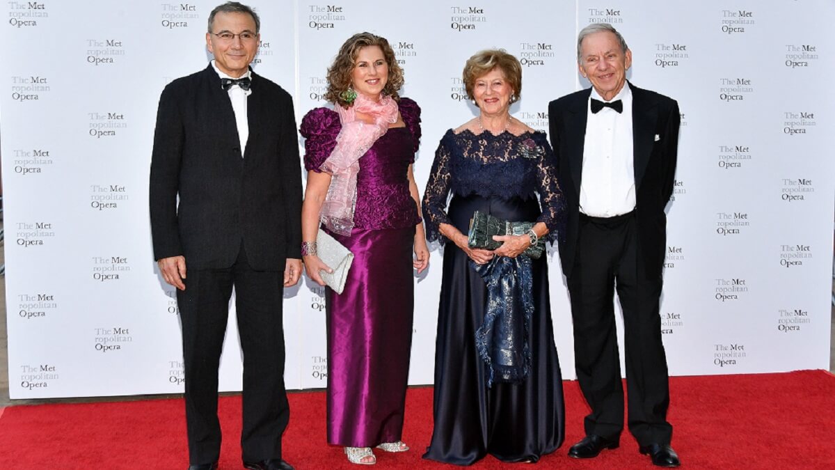 Gerard Mosse, Linda Mirels, Frances Kirsh y Nathan Kirsh asisten a la Noche de Apertura de la Ópera Metropolitana 2017 en The Metropolitan Opera House el 25 de septiembre de 2017 en la ciudad de Nueva York – PHOTO/Dia Dipasupil/GETTY IMAGES NORTH AMERICA/Getty Images vía AFP