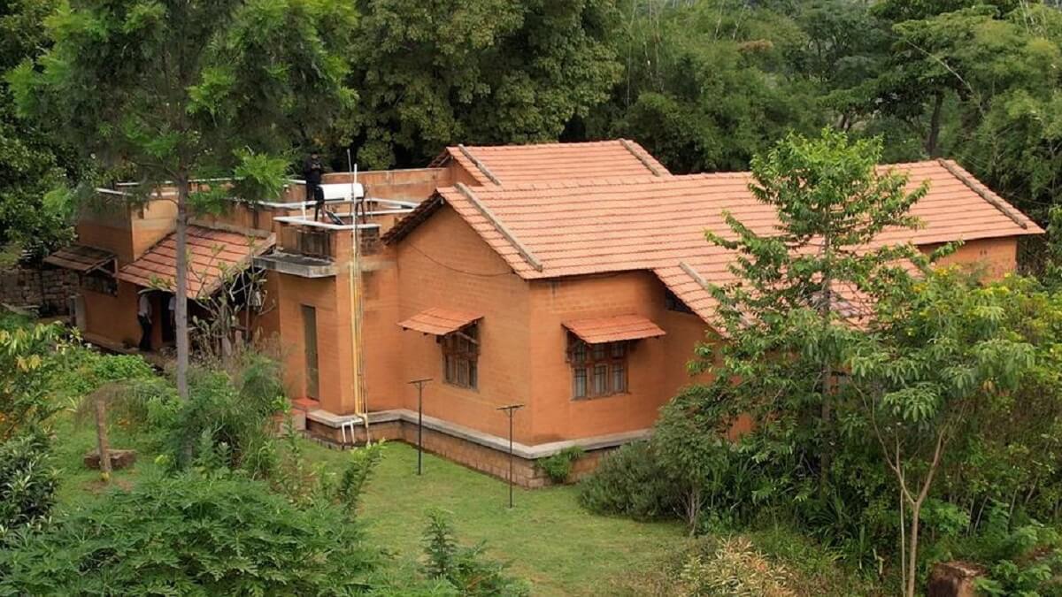 La casa de barro de Thomas Payyapilli se construyó con el menor coste posible y el menor impacto ambiental - © Grace Barrett