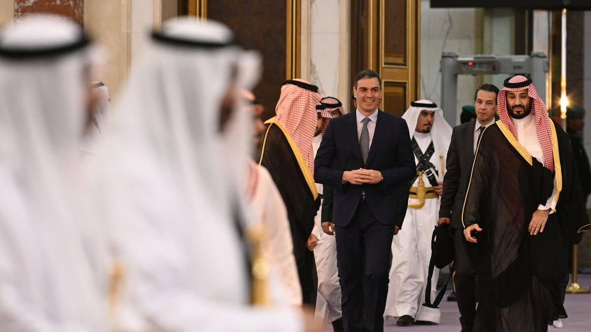 El presidente del Gobierno, Pedro Sánchez, es recibido por el príncipe heredero del Reino de Arabia Saudí, Mohamed bin Salmán - Pool Moncloa/Borja Puig de la Bellacasa. Arabia Saudí