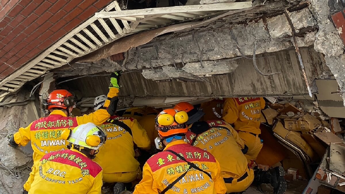 Esta imagen de la Agencia Nacional de Bomberos de Taiwán, tomada y publicada el 3 de abril de 2024, muestra a miembros de un equipo de rescate buscando supervivientes en un edificio dañado en Hualien, tras el fuerte terremoto que sacudió el este de Taiwán – PHOTO/Handout/AGENCIA NACIONAL DE INCENDIOS DE TAIWÁN/AFP