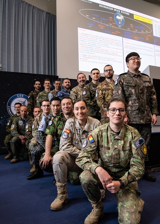 La teniente del Aire Paula Torres ha constituido junto con un oficial alemán y tres franceses el equipo encargado de efectuar el análisis técnico del entorno espacial - PHOTO/Morgane Valle-Armée Air Espace