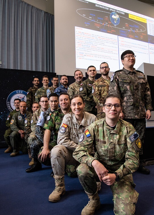 La teniente del Aire Paula Torres ha constituido junto con un oficial alemán y tres franceses el equipo encargado de efectuar el análisis técnico del entorno espacial - PHOTO/Morgane Valle-Armée Air Espace