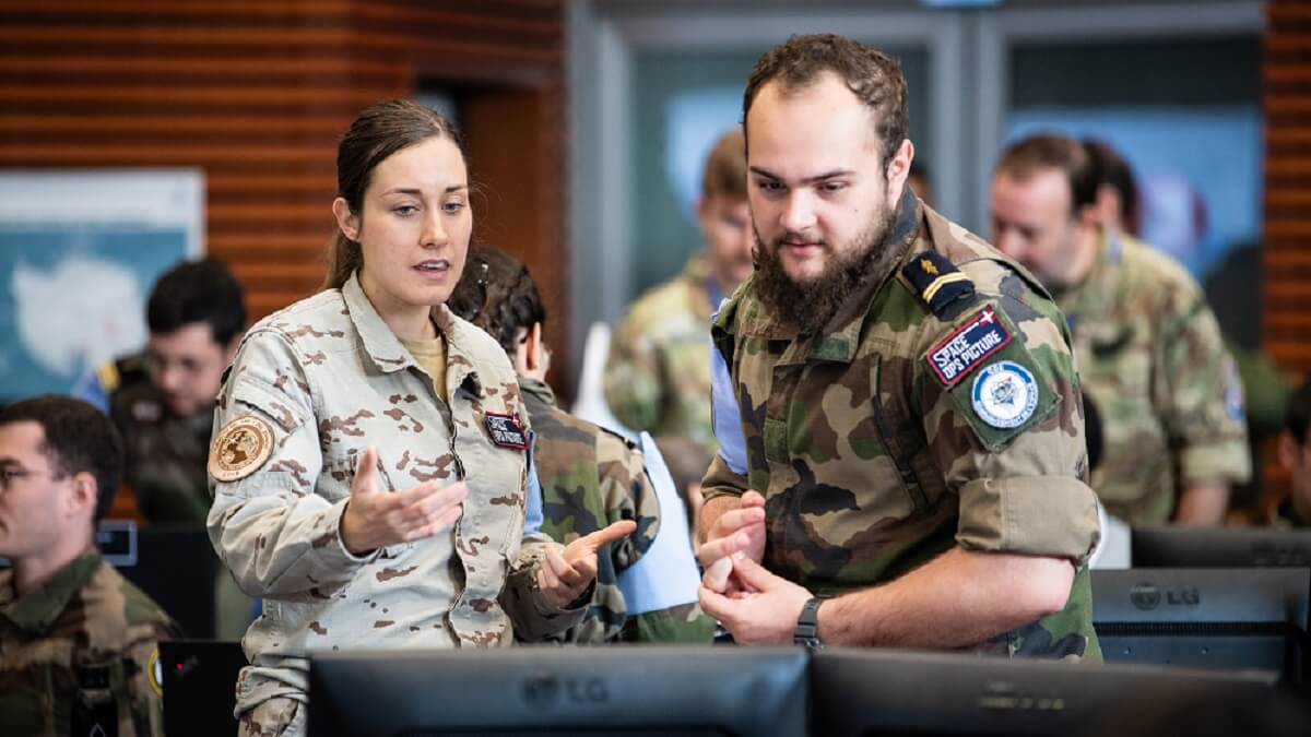 Responsable de operar el radar de vigilancia y seguimiento espacial S3TSR de la base aérea de Morón, la teniente Torres ha sido la representante del COVE en AsterX 2024 - PHOTO/Morgane Valle-Armée Air Espace