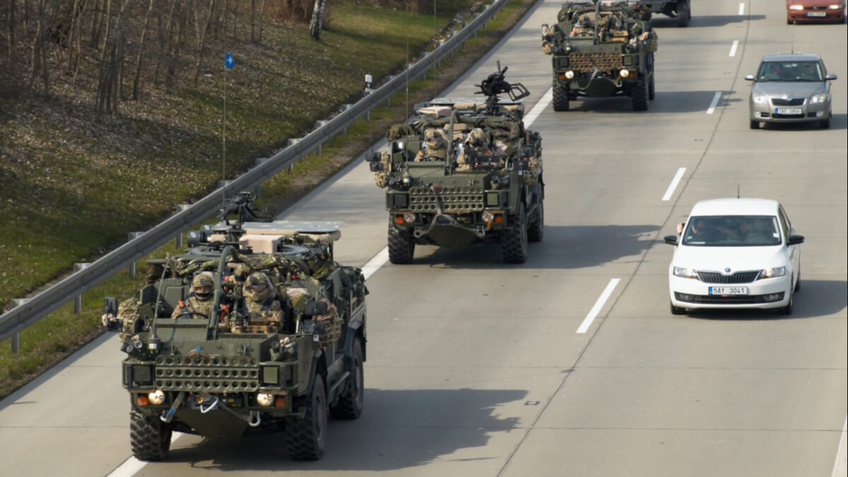 Convoy militar de la OTAN - <a data-cke-saved-href="https://depositphotos.com/es/?/" href="https://depositphotos.com/es/?/">Depositphotos</a>