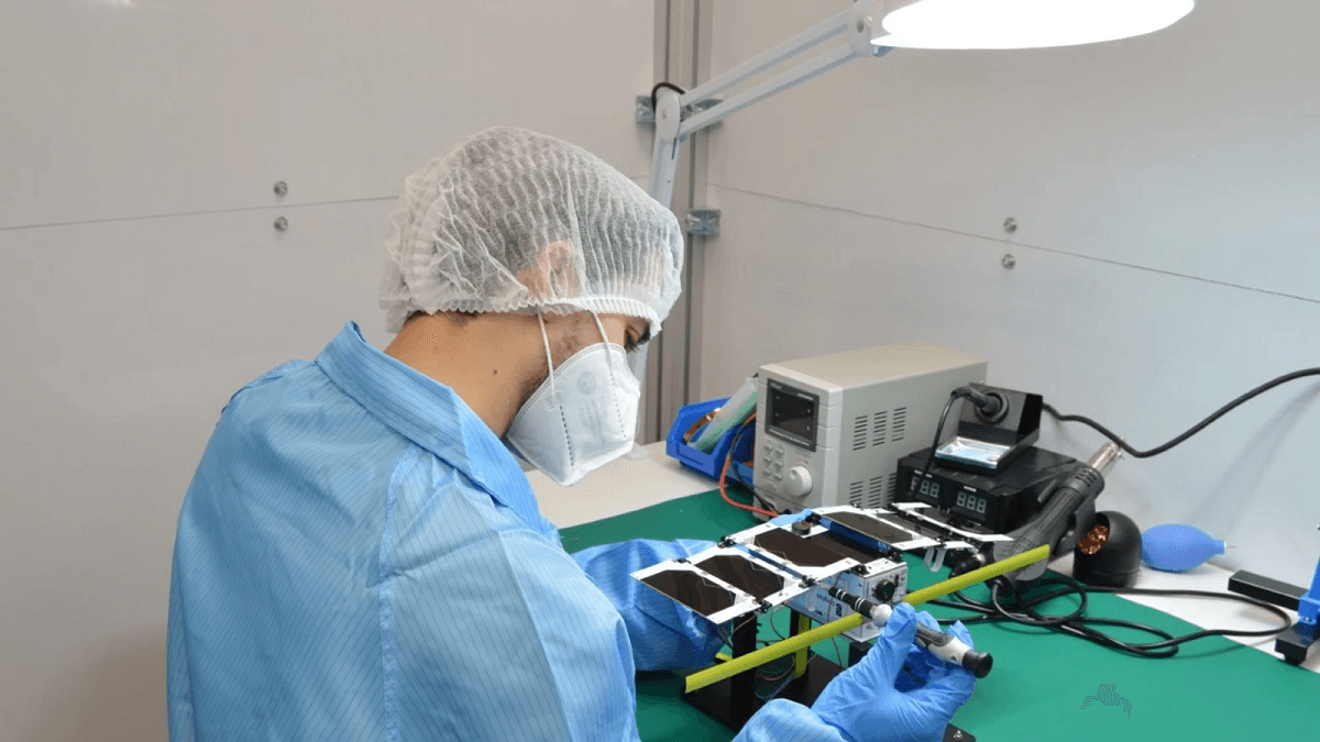 El MsrSat-1 en pleno proceso de fabricación. De pequeñas dimensiones y 600 gramos de peso, fue puesto en órbita en mayo de 2022 - PHOTO/Fossa Systems