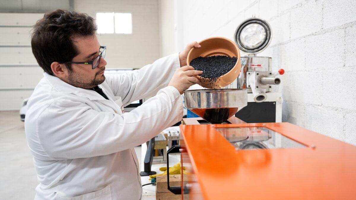 Análisis de partículas de caucho en el laboratorio de Igoid- PHOTO/ATALAYAR