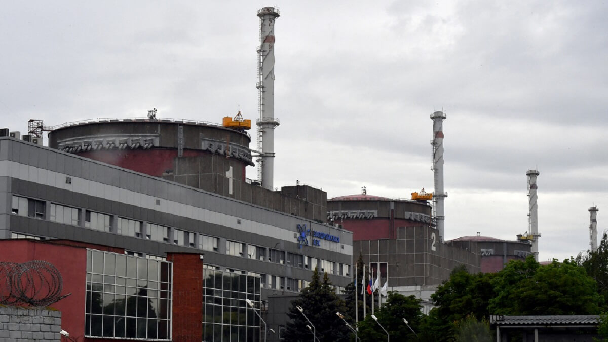 Una foto muestra una vista de la central nuclear de Zaporiyia, controlada por Rusia, en el sur de Ucrania, el 14 de junio de 2023 – PHOTO/Olga MALTSEVA/AFP