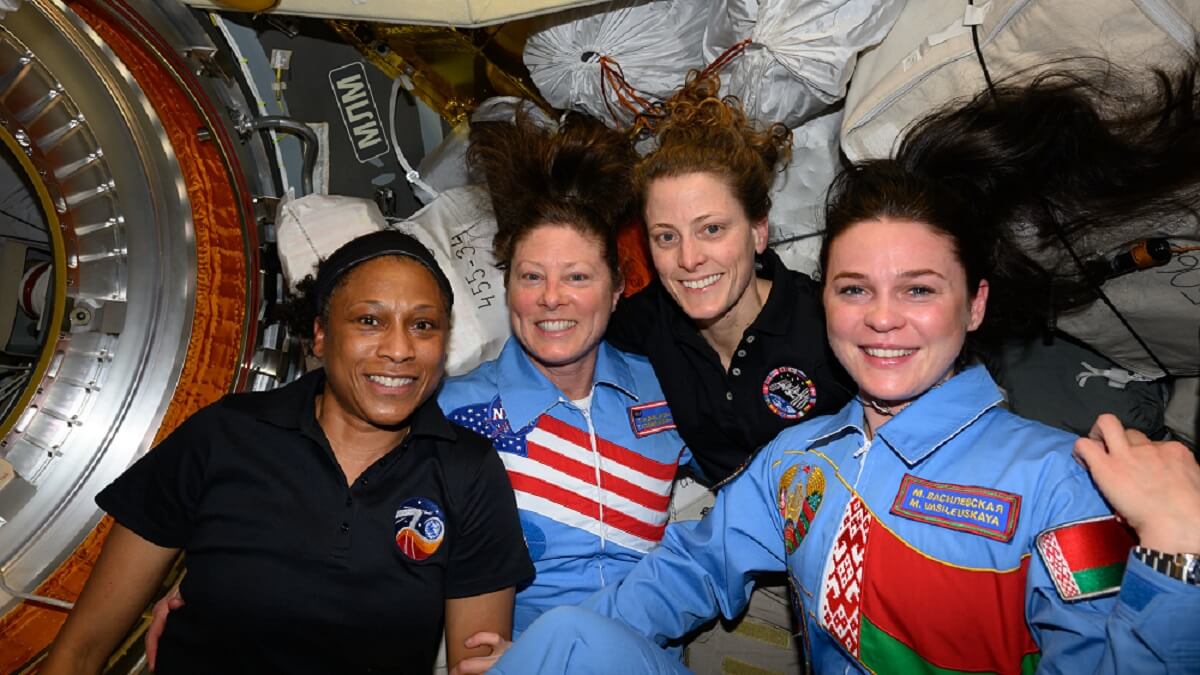 La bielorrusa Marina Vasilevskaya (derecha) ha compartido estancia en la ISS con las astronautas de la NASA Jeanette Epps, Tracy Caldwell-Dyson y Loral O’Hara, que ha regresado con ella - PHOTO/NASA