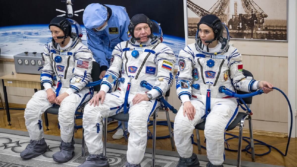 Marina Vasilevskaya (derecha) con sus compañeros del vuelo de ida a la Estación Espacial Internacional, en la que ha llevado a cabo experimentos y ensayos durante una docena de días - PHOTO/NASA-Bill Ingalls