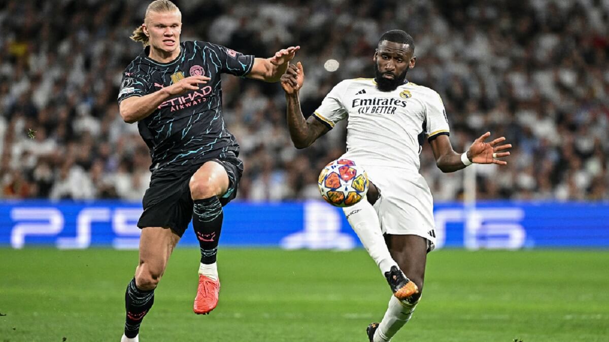 El delantero noruego del Manchester City Erling Haaland lucha por el balón con el defensa alemán del Real Madrid Antonio Rudiger durante el partido de fútbol de ida de cuartos de final de la UEFA Champions League entre el Real Madrid CF y el Manchester City en el estadio Santiago Bernabéu de Madrid el 9 de abril de 2024 – PHOTO/JAVIER SORIANO/AFP