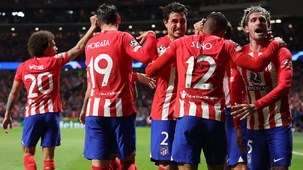 El delantero brasileño del Atlético de Madrid Samuel Lino celebra con sus compañeros tras marcar el segundo gol de su equipo durante el partido de fútbol de ida de cuartos de final de la UEFA Champions League entre el Club Atlético de Madrid y el Borussia Dortmund en el estadio Metropolitano de Madrid el 10 de abril de 2024 – PHOTO/Thomas COEX/AFP