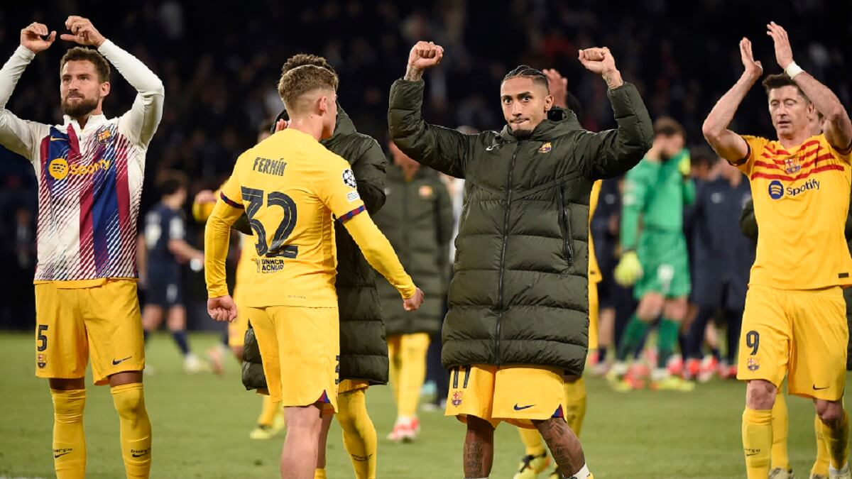 Raphinha y compañeros de equipo celebran su victoria al final del partido de fútbol de la Liga de Campeones, ida de cuartos de final, entre el París Saint-Germain y el FC Barcelone en el Parque de los Príncipes de París, Francia, el 10 de abril de 2024 – PHOTO/Jean-Marie Hervio/KMSP/KMSP vía AFP