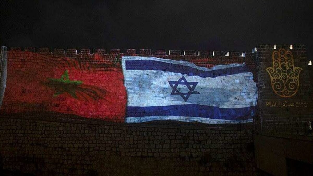 Las banderas nacionales de Israel y Marruecos se proyectan en las murallas de la Ciudad Vieja de Jerusalén - AP/MAYA ALLERUZZO