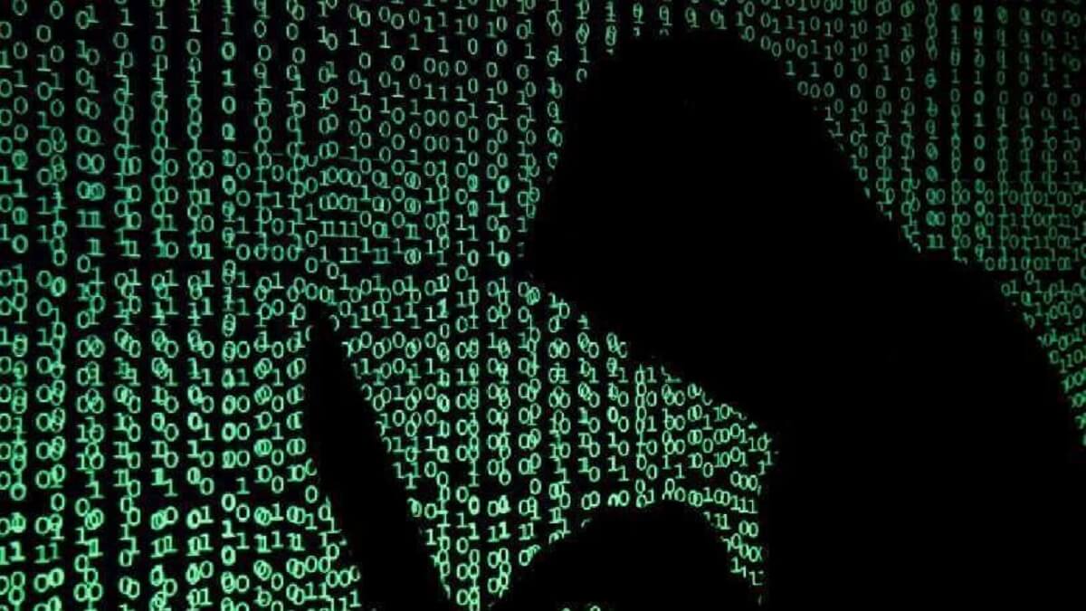 Un hacker encapuchado sostiene una computadora portátil - REUTERS/KACPER PEMPEL