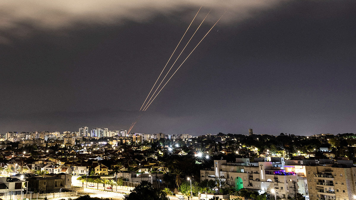 Un sistema antimisiles opera después de que Irán lanzó drones y misiles hacia Israel, visto desde Ashkelon, Israel, 14 de abril de 2024 - REUTERS/AMIR COHEN