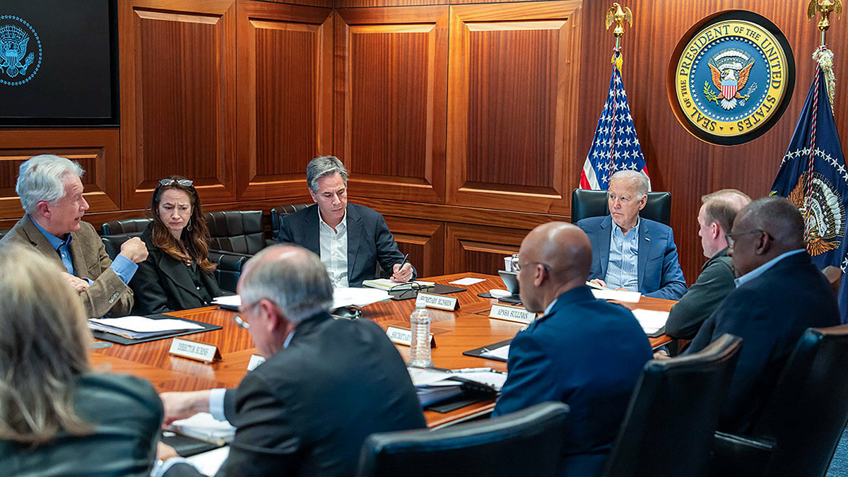 El presidente estadounidense Joe Biden (C) en una reunión con su equipo de seguridad nacional en Washington, DC, después de Irán. lanzó un ataque con drones y misiles contra Israel - PHOTO/CASA BLANCA