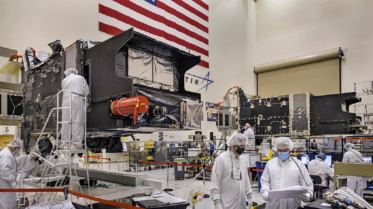 Dos satélites SBIRS en plena fabricación en la factoría de Lockheed Martin. Los avanzados sensores infrarrojos son obra de Northrop Grumman, otro gigante de la industria norteamericana - PHOTO/Lockheed Martin