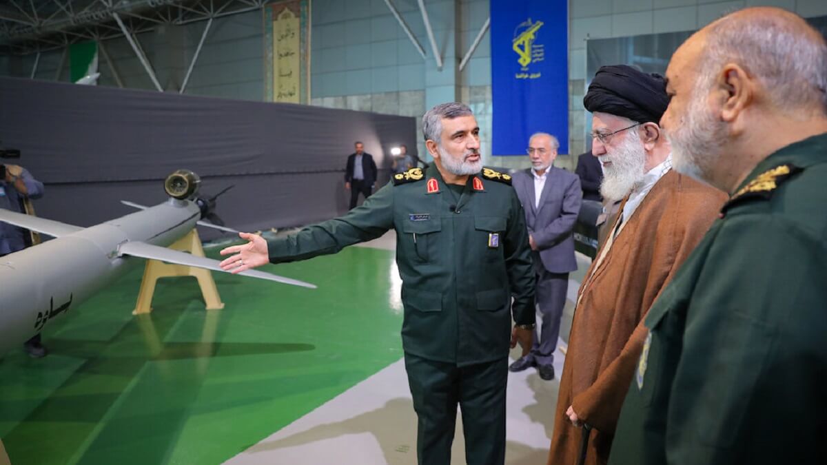 El general Mohamed Bagheri explica las características de un misil crucero de fabricación nacional al líder supremo de Irán, Ali Jamenei - PHOTO/República Islámica de Irán